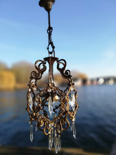 ANTIKER KRISTALLLEUCHTER AUS SCHWEREM METALL