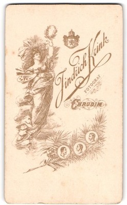 Fotografie J. Krink, Chrudim, Dame im langen Kleid mit Palette und Wappen 