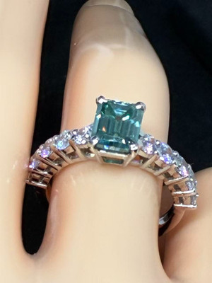 2 kt eisblauer Smaragdschliff echter Moissanit Verlobungsring Sterlingsilber Größe 8