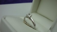 18ct WHITE Gold PRINCESS CUT Diamond SOLITIARE Ring New Old stock # R4