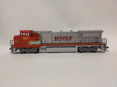 Walthers HO BNSF 557 Santa Fe Fakebonnet B40-8W Dash 8-40BW