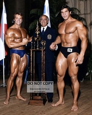 ARNOLD SCHWARZENEGGER, BEN WEIDER AND LOU FERRIGNO IN 1973 - 8X10 PHOTO (MW-990)