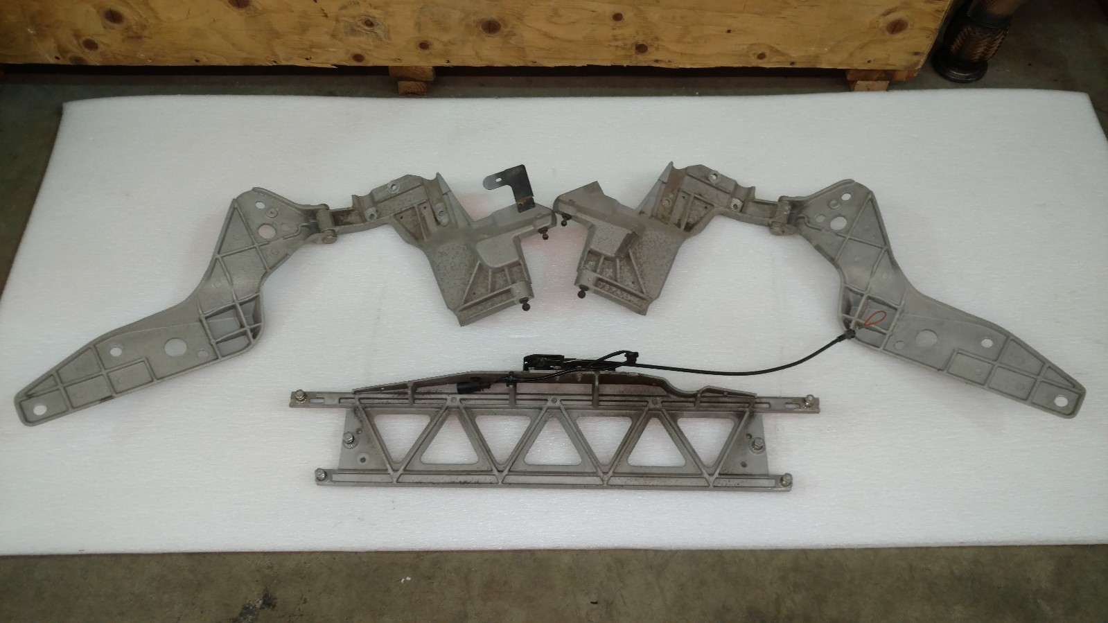 LAMBORGHINI GALLARDO LP560 SPYDER REAR ENGINE HOOD BRACKET HINGE OEM 407827201A 