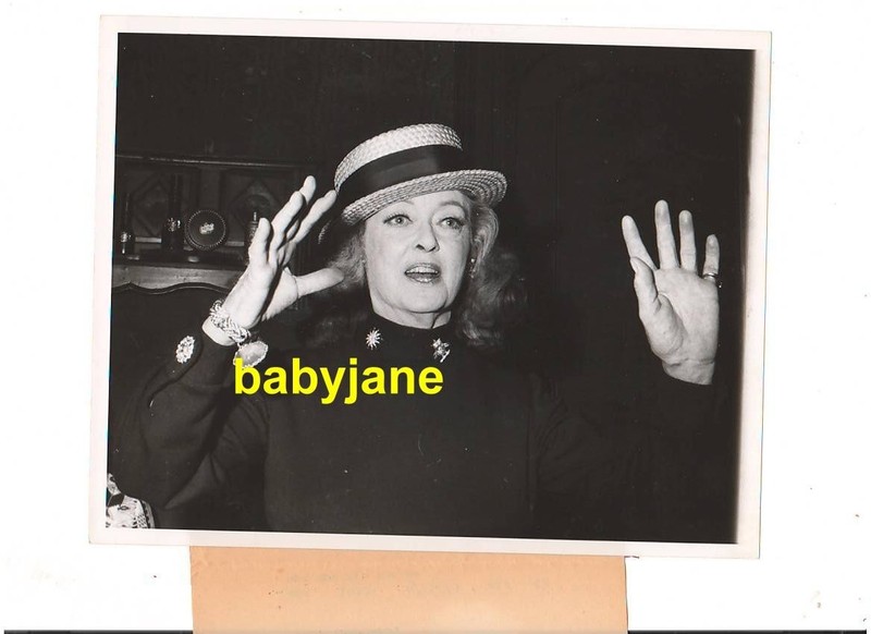 BETTE DAVIS ORIGINAL 7X9 PHOTO AT THE FIRST ANNUAL STRAW HAT AWARDS 1970