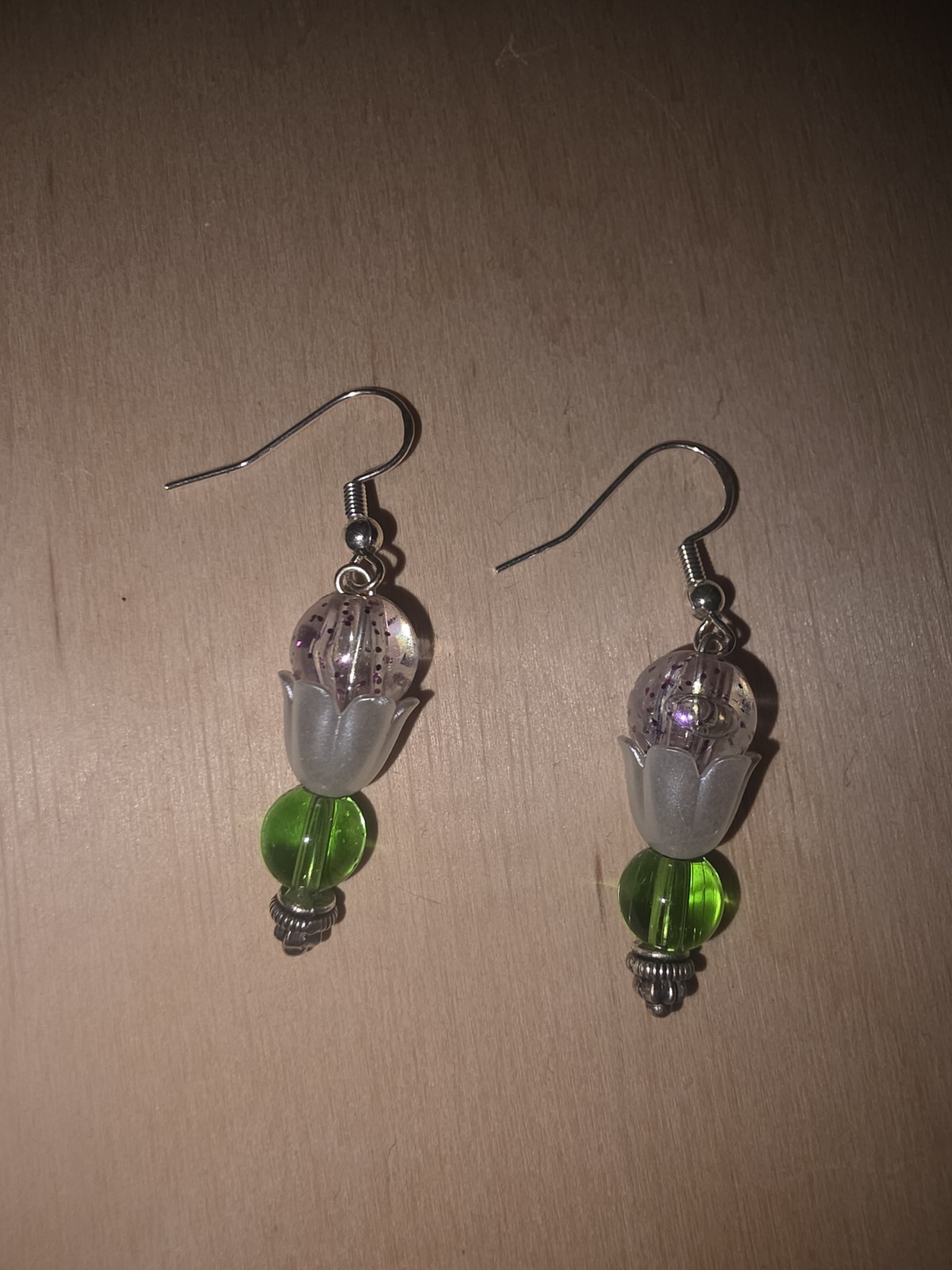 Grün weißer Ohring mit Glutzerperle (Silber/Blume)