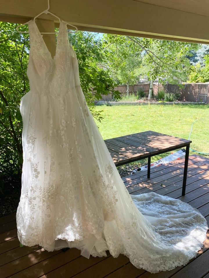 Wedding Dress Lace Ivory Extra Long Train - Size 14 - Image 2 of 4