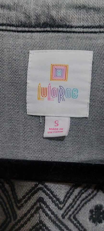 Chaqueta vaquera corta para mujer talla S Lularoe gris claro con bordado negro Foto 3 de 4