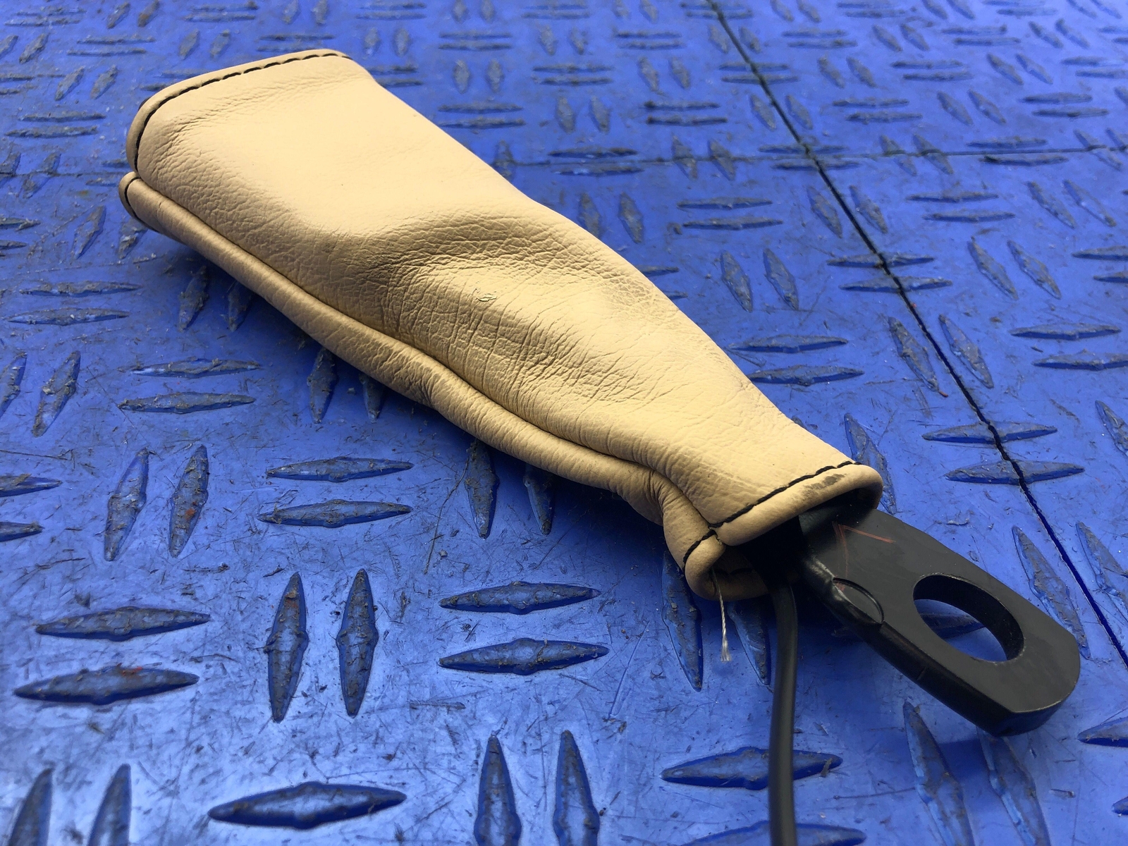 2008-2019 MASERATI GRANTURISMO FRONT LEFT SEAT BELT BUCKLE BEIGE OEM 2013 2012
