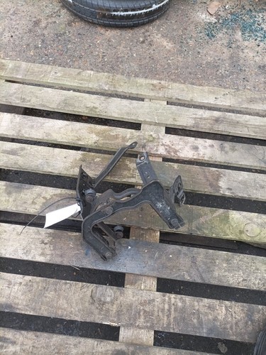 VOLVO V50 2004-2010 POWER STEERING PUMP BRACKET 3M51-3K738 - Picture 3 of 3