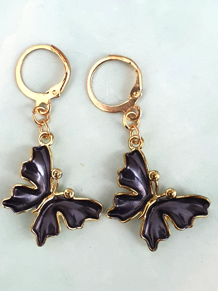 Huggie goldfarben mit verschiedenen Anhängern, Handarbeit, jedes Paar ein Unikat - Bild 3 von 4