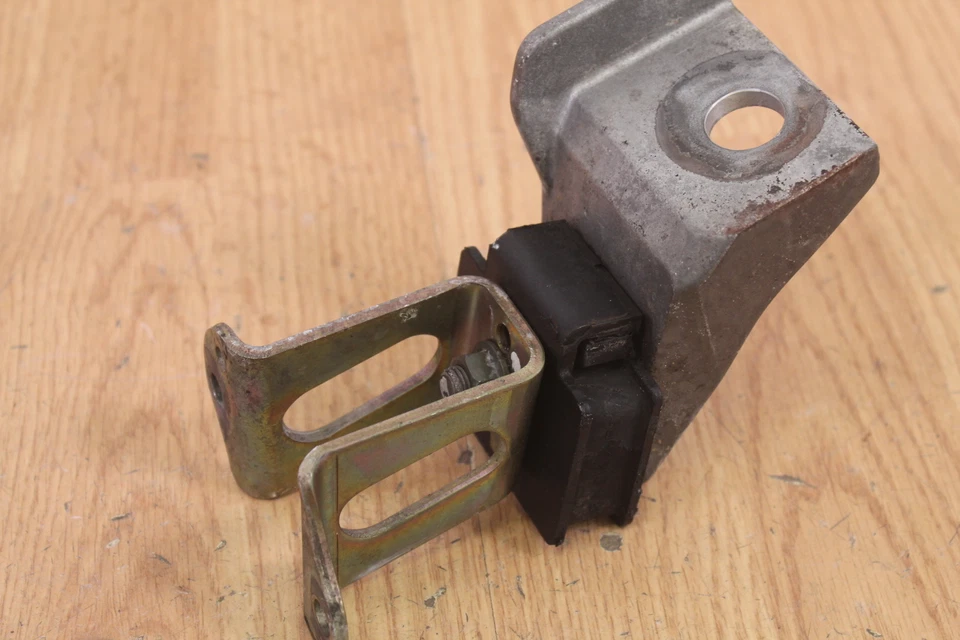 1997 年 YAMAHA VMAX 700 SX 电机支架/发动机支架皮带 — 第 4/4 张图片