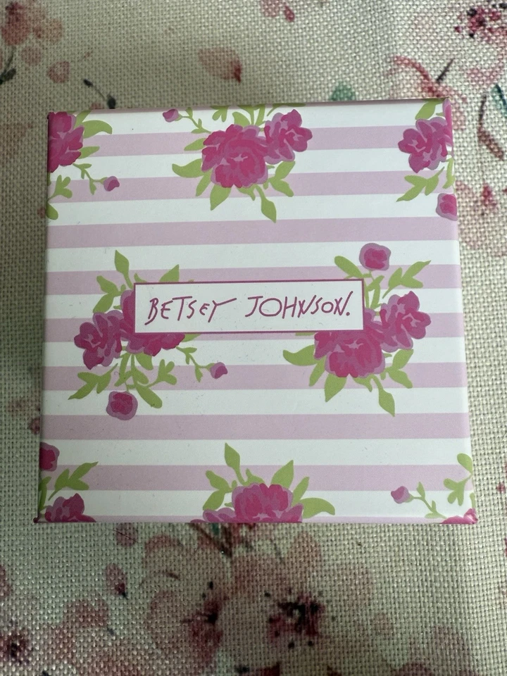 Pendientes Betsey Johnson Cupcake - Esmalte Rosa y Blanco Estrás, Caja de Regalo Foto 3 de 4