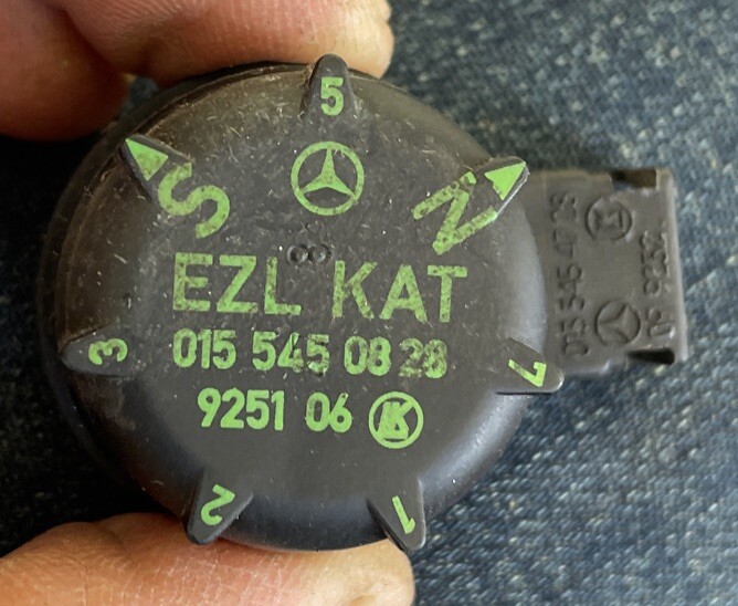 Mercedes-Benz W124 E-klasse Abgleichstecker Ezl Kat 0155450828  