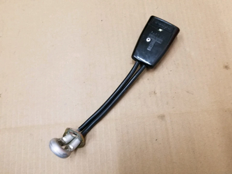 Receptor de cierre de hebilla de cinturón de seguridad delantero Volvo OEM 1981-1985 244 250 262 1244320  Foto 2 de 2