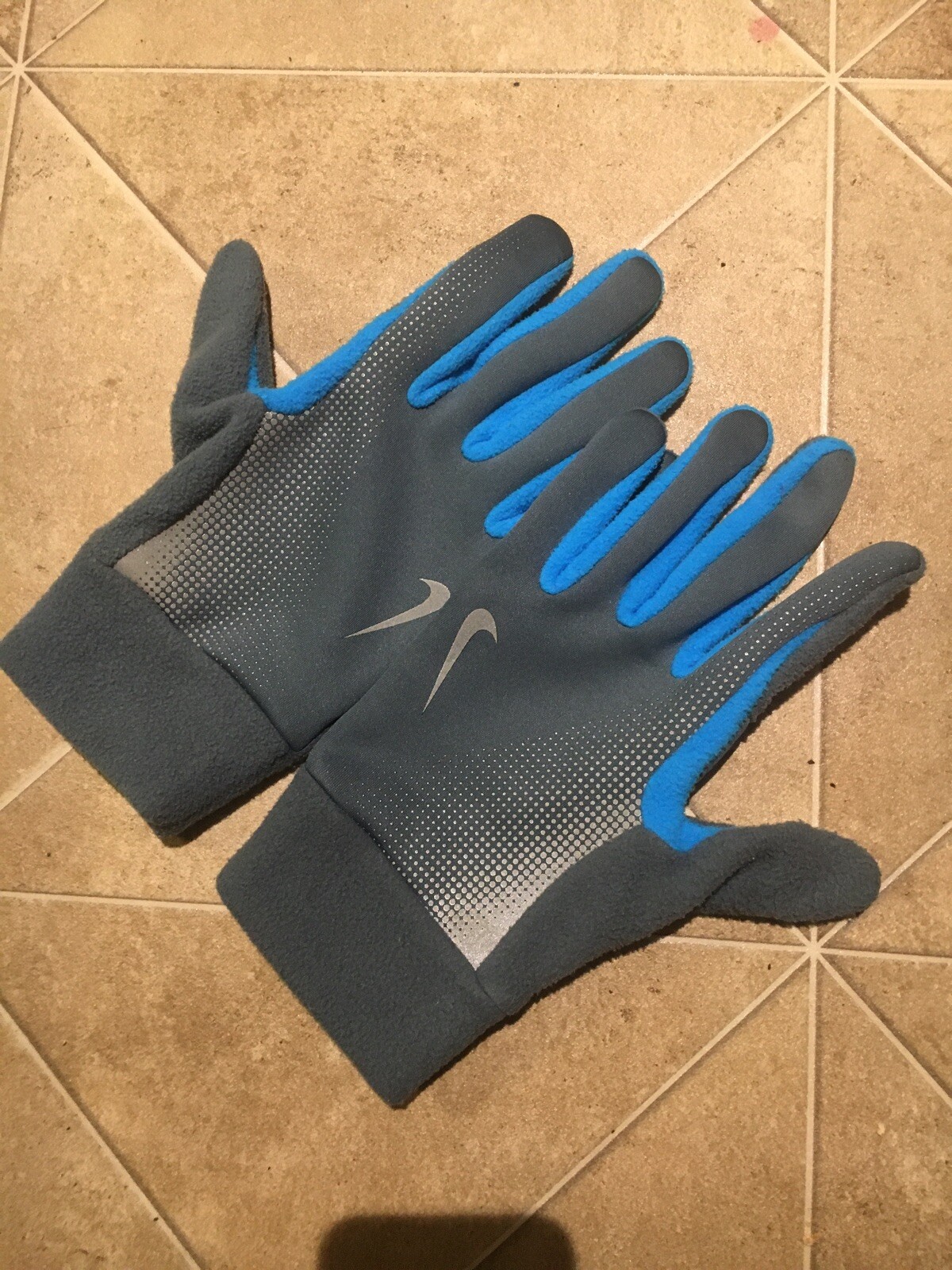 nike running gloves with key pocket