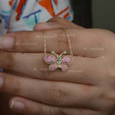 Massiver 14K Gelbgold echter Rubin Smaragd schöner Schmetterling Anhänger Halskette