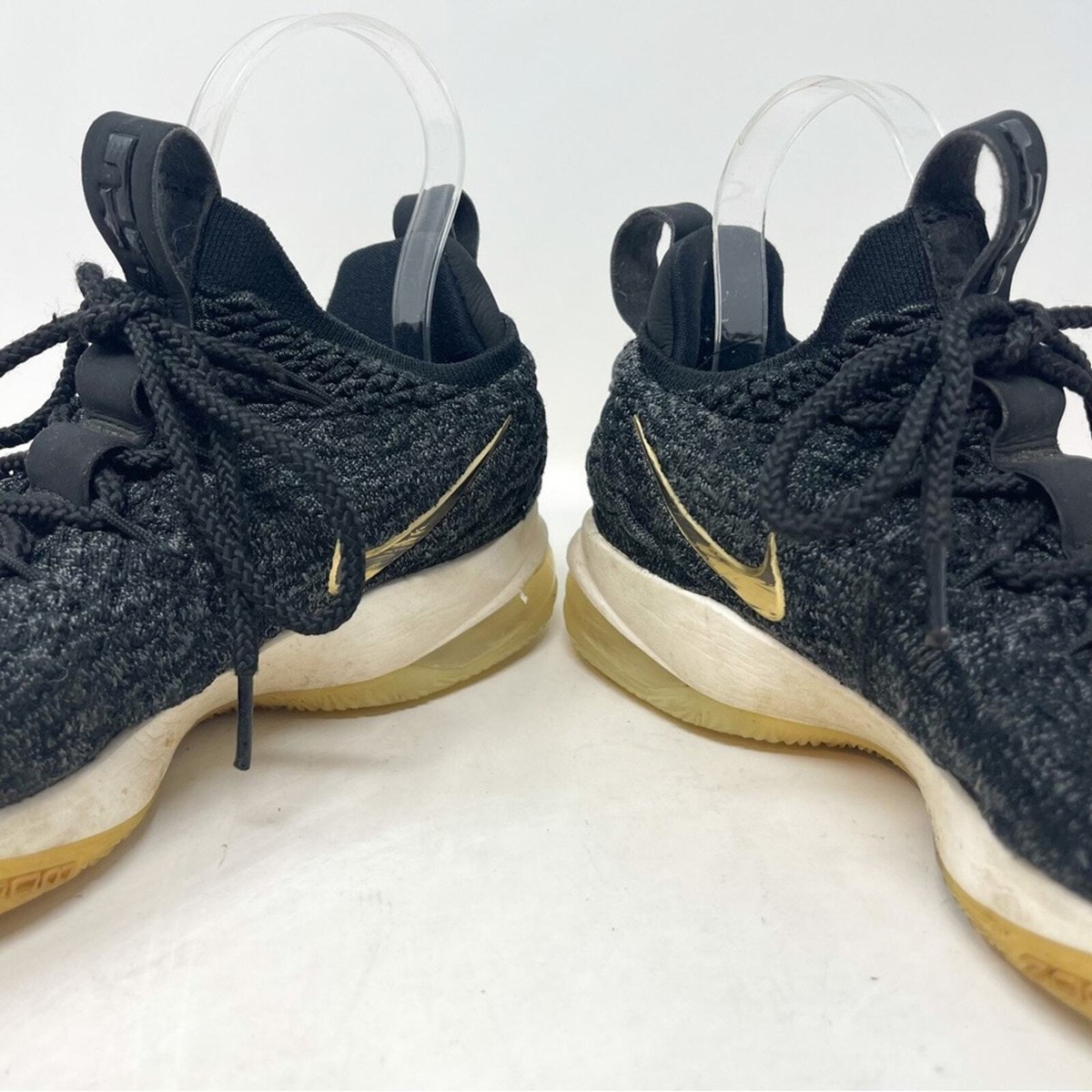 Nikeのバスケットボールシューズ　AIRMAX レブロン15ロー 黒金 Nike Men's LEBRON 15 LOW Black / Gold Metallic 2018 Air Max Zoom