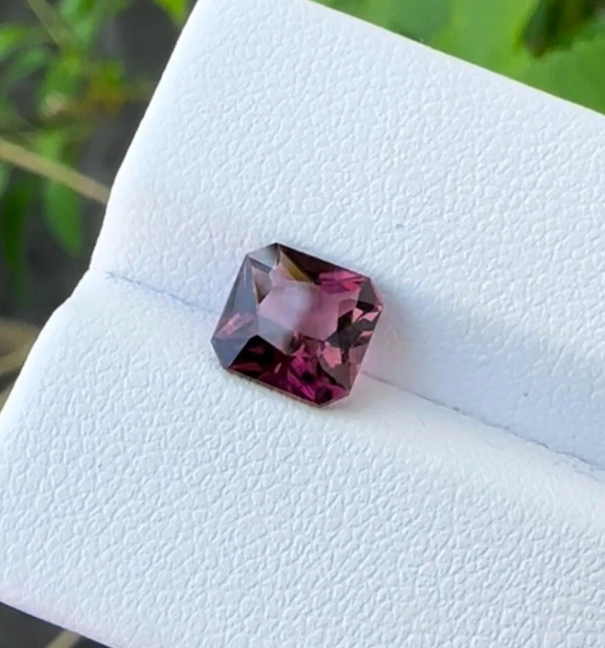 Encantadora turmalina rosa violeta corte princesa 1,47 quilates natural de Mozambique Foto 3 de 4