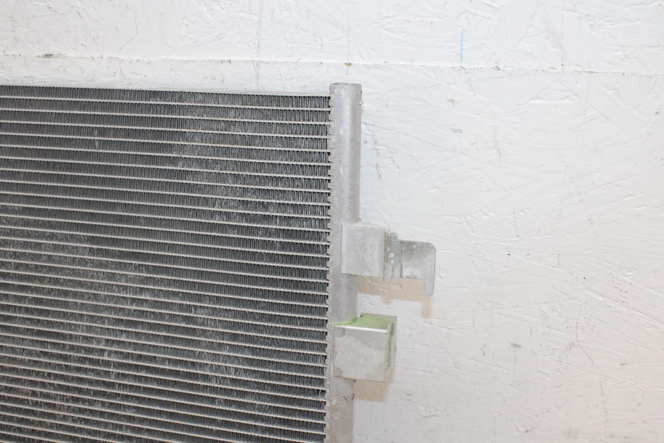 Condensador de aire acondicionado Fiat 124 Spider 2017-2019 OEM **doblado** HP65 Foto 2 de 4