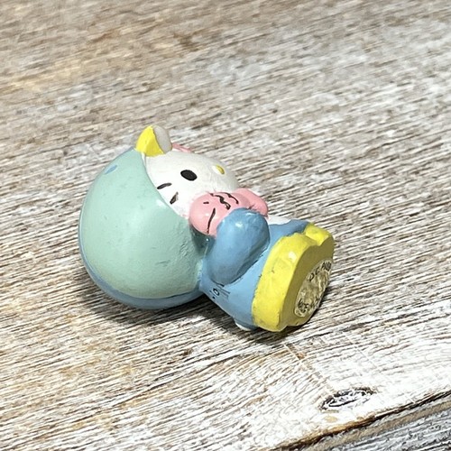 Mini estatuilla de colección 05 Sanrio vestido de Hello Kitty como pingüino sosteniendo un pez 1,5x2" - Imagen 6 de 7