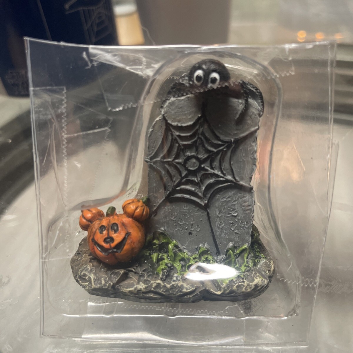 Disney (NM-K21450AA-S12) 12-Piece Haunted House Halloween Set