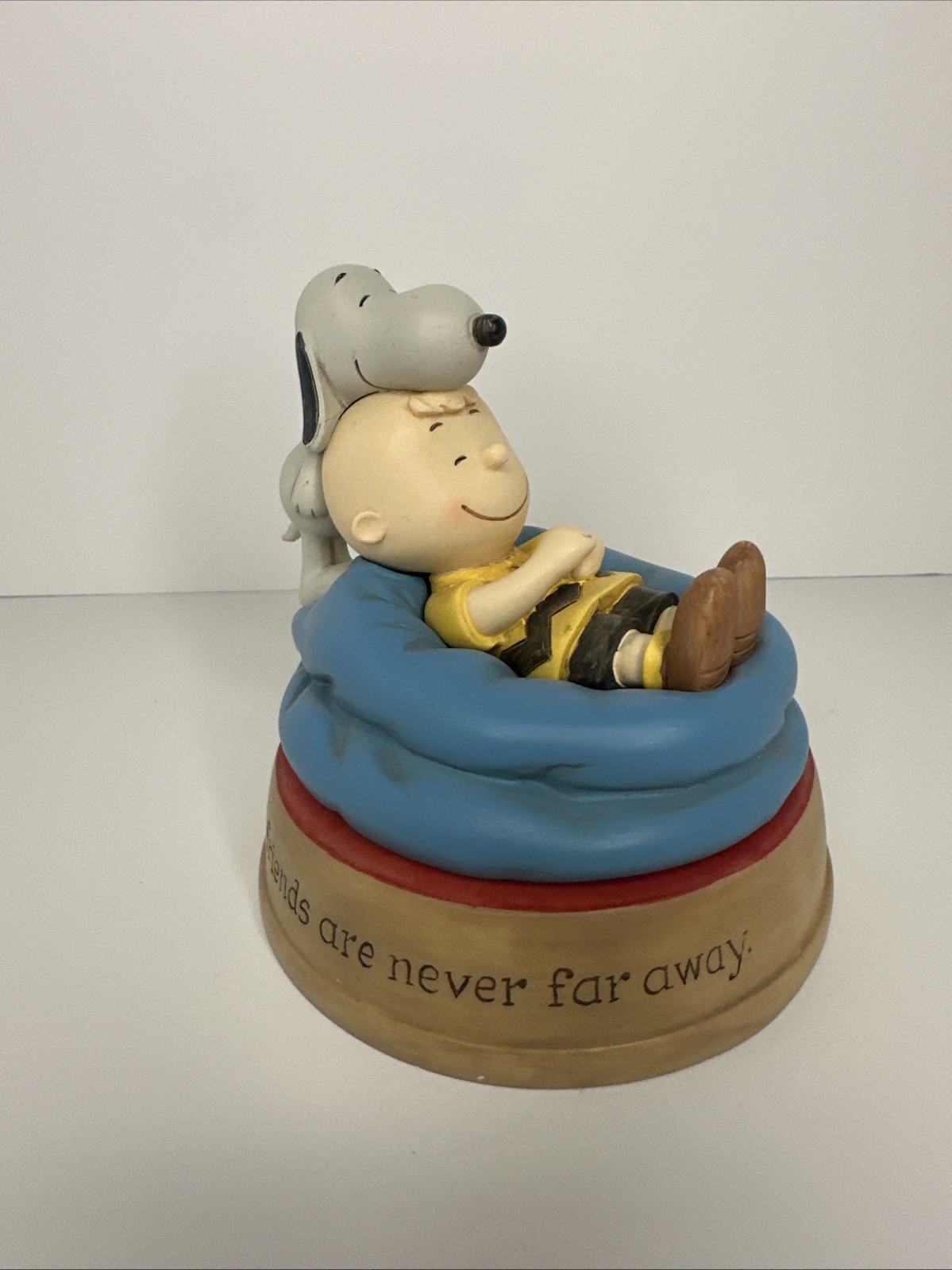 Hallmark • Peanuts • Good Friends Are Never Far Away • 2017 • Figurine • Snoopy