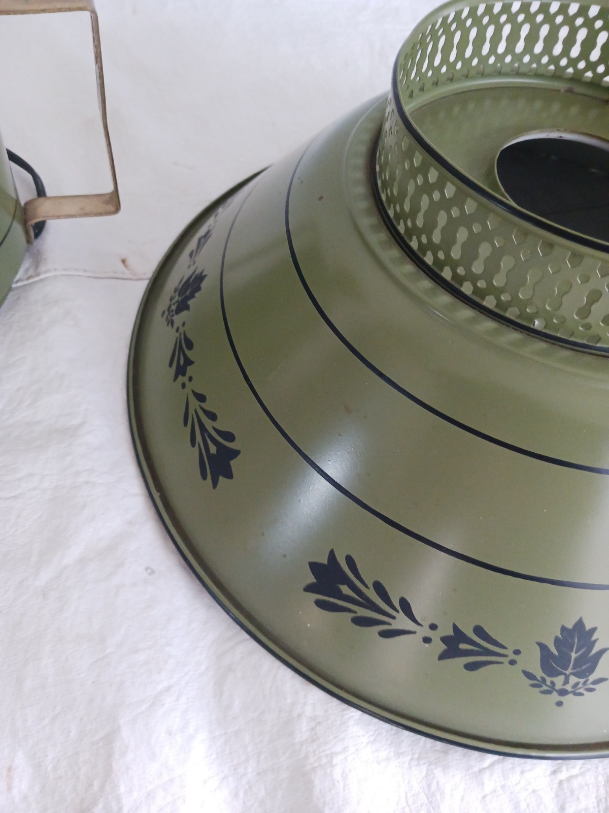 Vintage Toleware 16.5" Metal Avocado Green Table Hurricane Lamp with Shade EUC!!