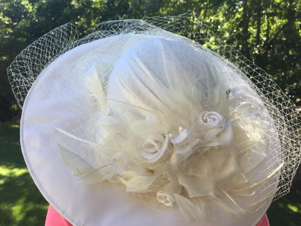 De colección ROSA TODO BLANCO Fiesta Iglesia Boda Noche Fedora Sombrero y Perla Sombrero PIn Foto 4 de 4