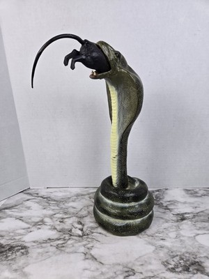 2006 Magic Power King Cobra Snake Eating Rat Animatronic Halloween Decor (READ)