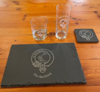 Scottish Clan Crest Nachname Schiefer Essgruppe, 2 Tischsets, 2 Untersetzer, 2 Gläser