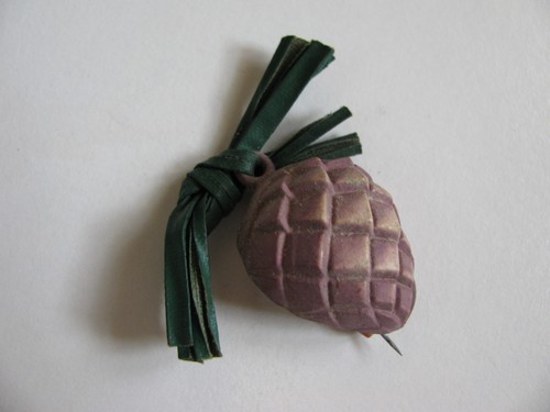 VINTAGE SCHATTIERTER TAUPE ALTER FIGURALER KIEFERNZAPFEN 3-DIMENSIONALER GIMP BINDEFÄDEN C-VERSCHLUSS - Bild 1 von 3