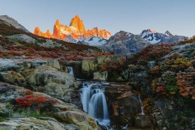 Wandbild: Blick auf den Mount Fitz Roy und den Wasserfall im Los Glaciares [...]