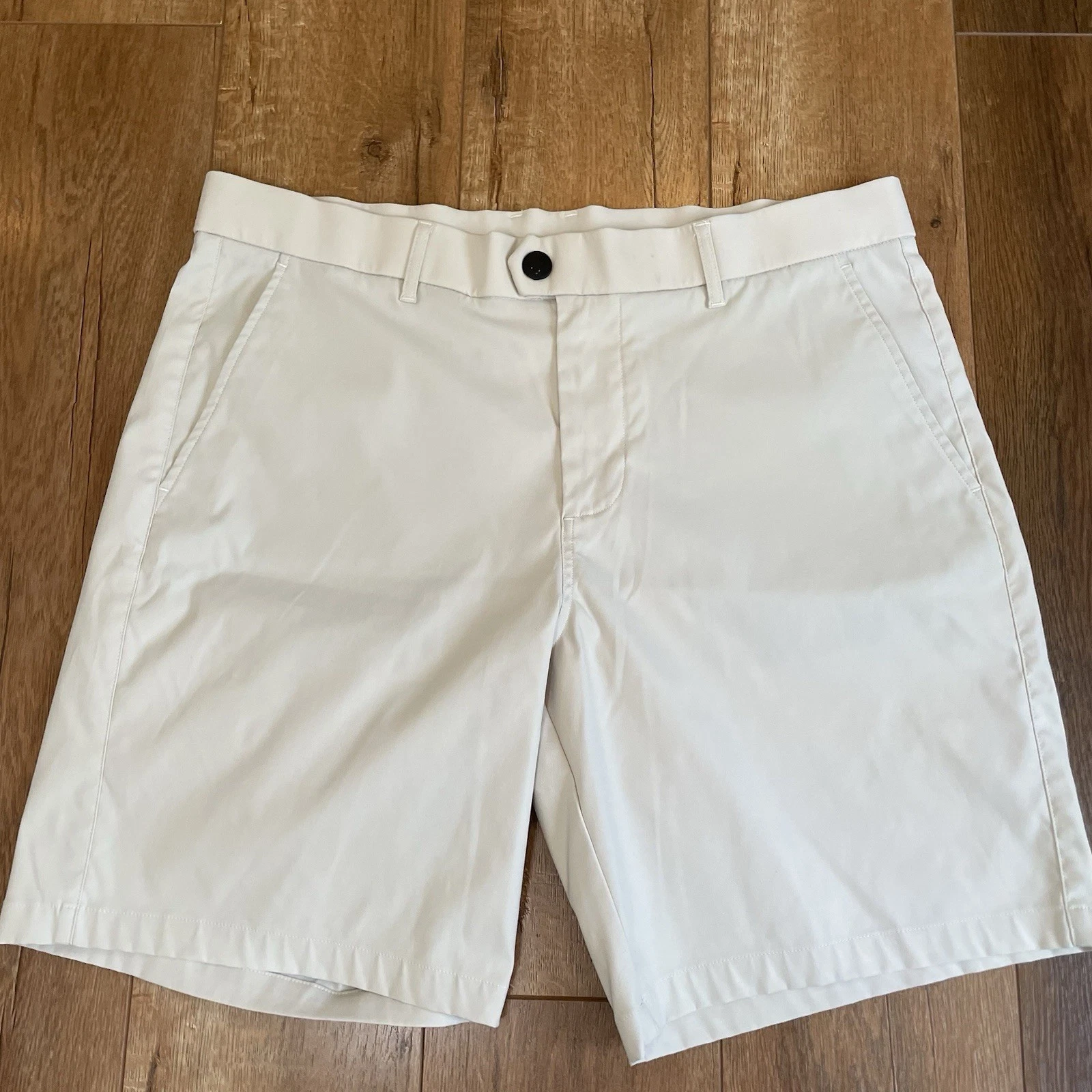 Men’s Greyson Golf Shorts Size 36 Beige Performance Flat Front Logo Embroidery
Opens in a new window