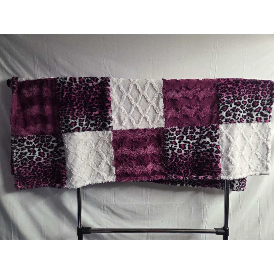 Minky Mama 拼布 Minky 毛毯 46x57 紫色白色豹毛绒柔软 — 第 3/4 张图片