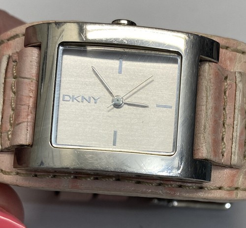 Reloj Mujer DKNY 24mm Rosa Ancho Cuero Cintura Banda Nueva Batería Excelente Estado - Imagen 3 de 11