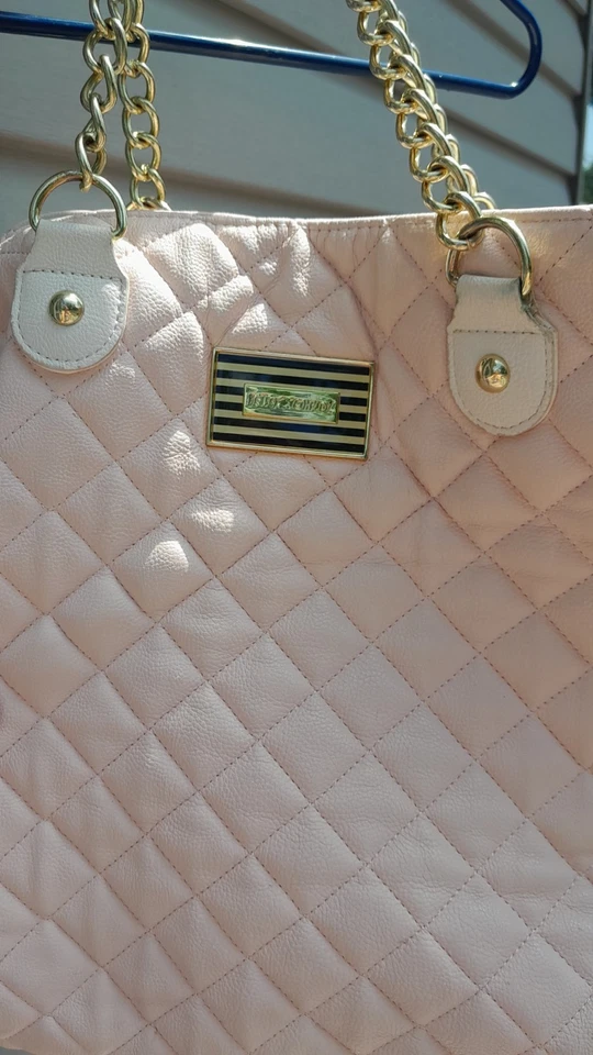 Bolso de hombro Betsey Johnson rosa claro acolchado cuero cadena dorada en muy buen estado Foto 2 de 4