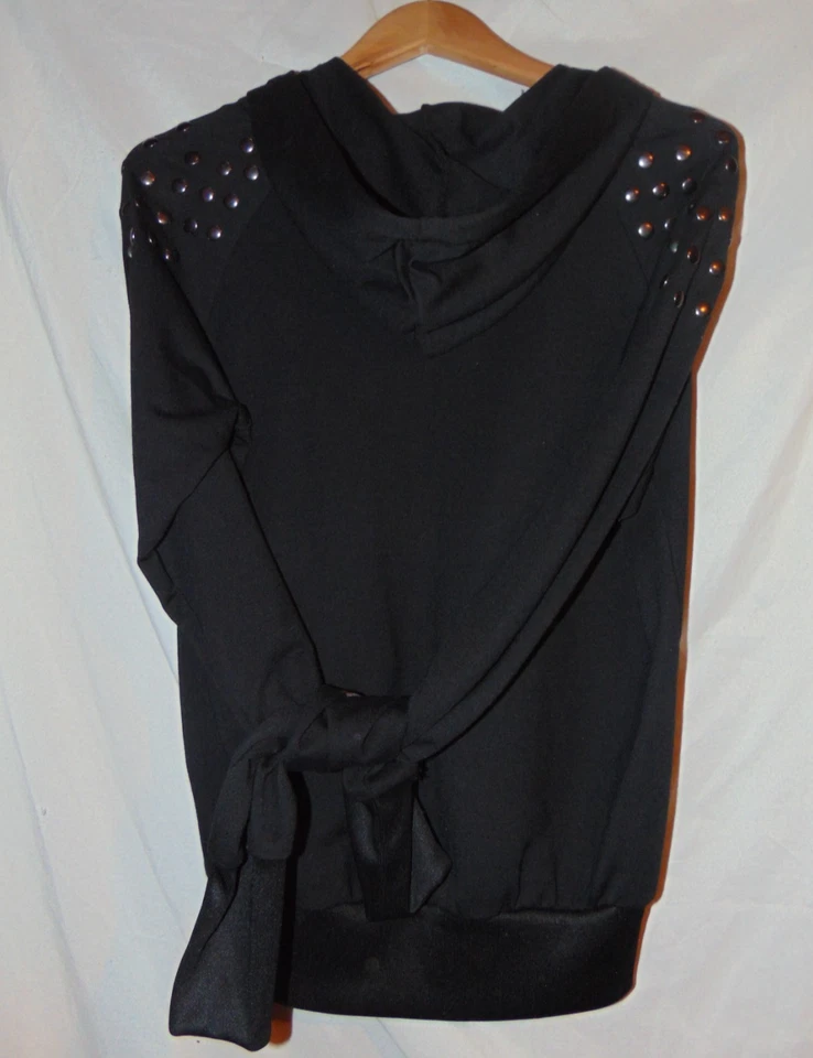 CHAQUETA CON CAPUCHA KIM KARDASHIAN COLLECTION NEGRA CREMALLERA MUJER XS Tachonada Nueva con etiquetas $58. Foto 2 de 4