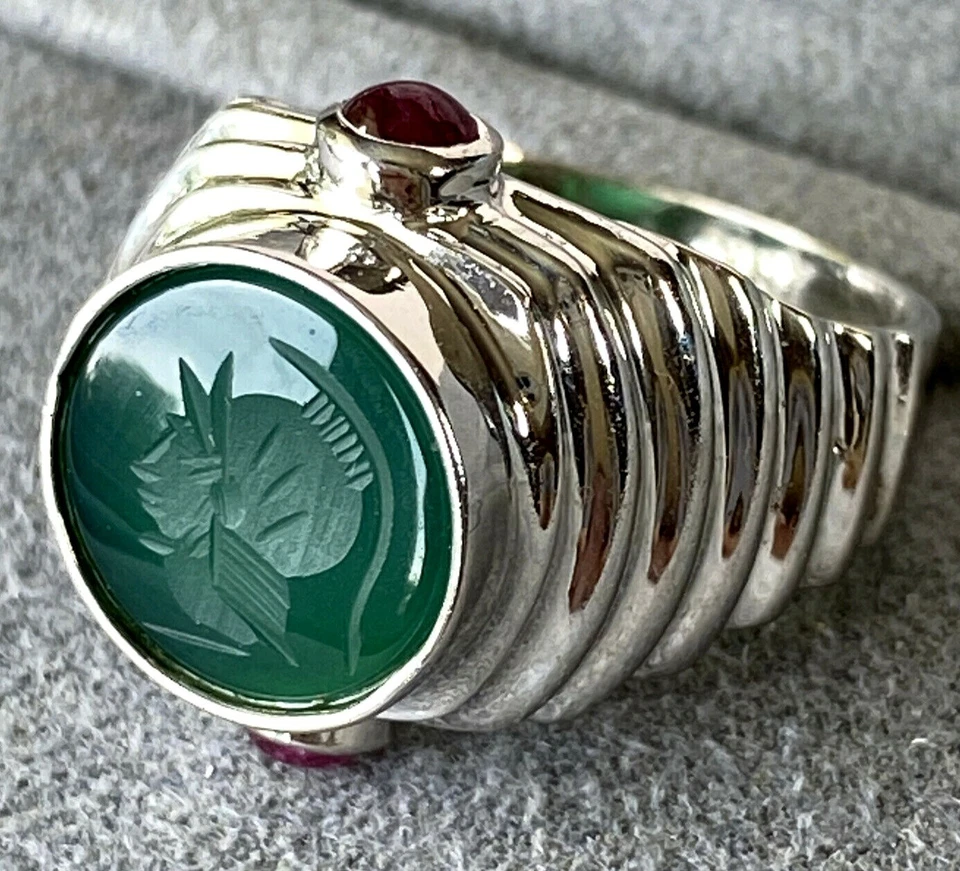 Anillo de cóctel con acabado de cabujón de rubí intaglio calcedonia verde oro blanco de 18 quilates 4,5 Foto 3 de 4