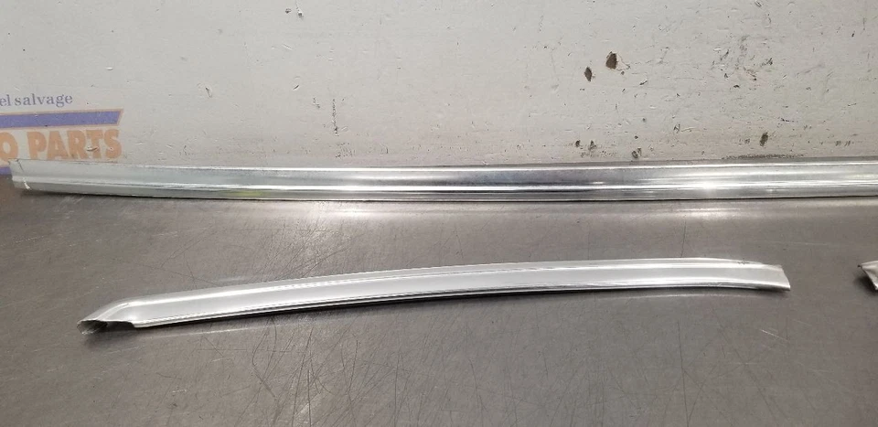 Chevy Monte Carlo 1985 ventana trasera exterior moldura cromada Foto 3 de 4