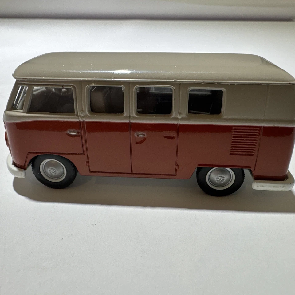 Литой фургон Corgi Toys Volkswagen VW Kombi Bus 1962 масштаб 1:43 двухцветный красный/кремовый - Изображение 4 из 4
