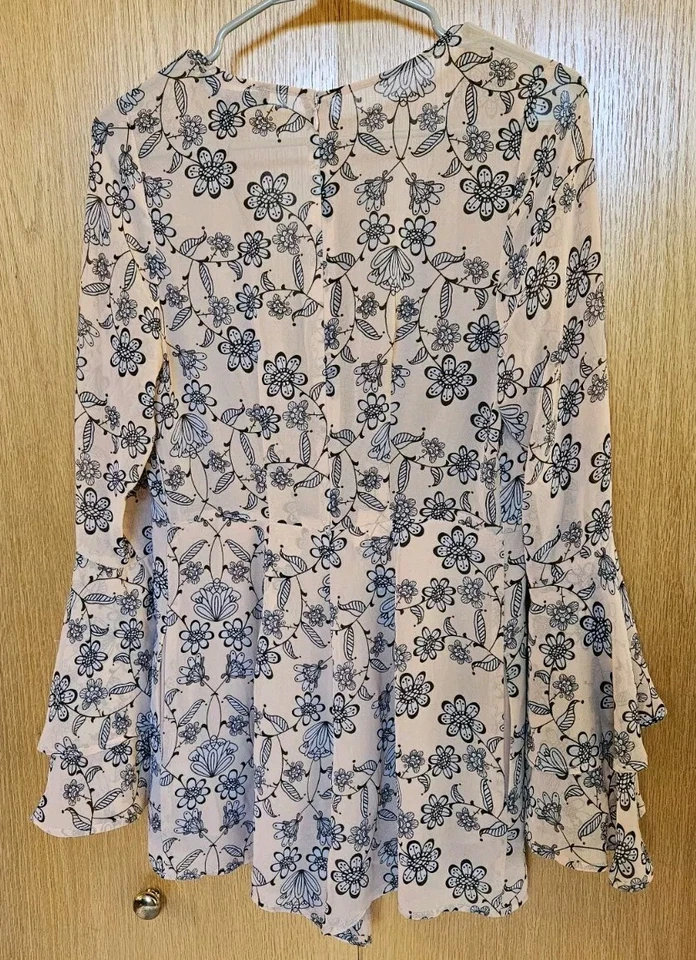 全新带标签 For Love & Lemons Pia Romper 淡桃色花卉印花波西米亚海滩 S 码 — 第 2/4 张图片