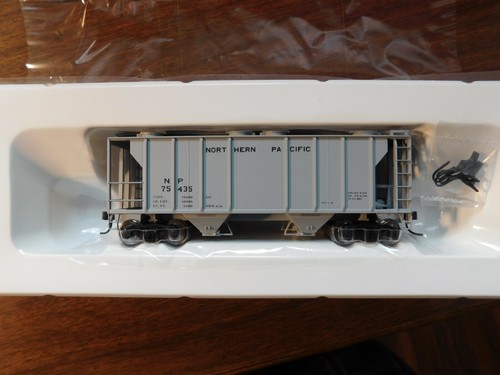 ATLAS RTR NORTHERN PACIFIC RAILWAY PS-2 2 BAY COVERED HOPPER NP 75435 HO SCALE - Picture 6 of 9