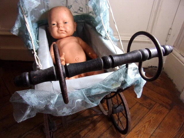 Jolie poussette ancienne avec baigneur, années 40/50 - Photo 3/4