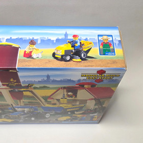 LEGO CITY FARM # 7637 NEW SEALED IN BOX 609 PIECES 2009 TRACTOR ANIMALS