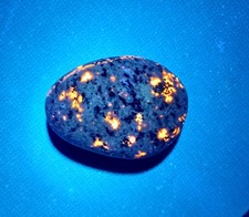 Fluorescent Sodalite  Yooperlite  A Nice Bright 1.6 oz Stone.