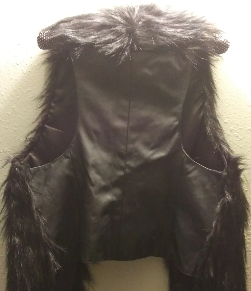 Chaleco de cuero sintético negro Wet Seal Foto 3 de 4