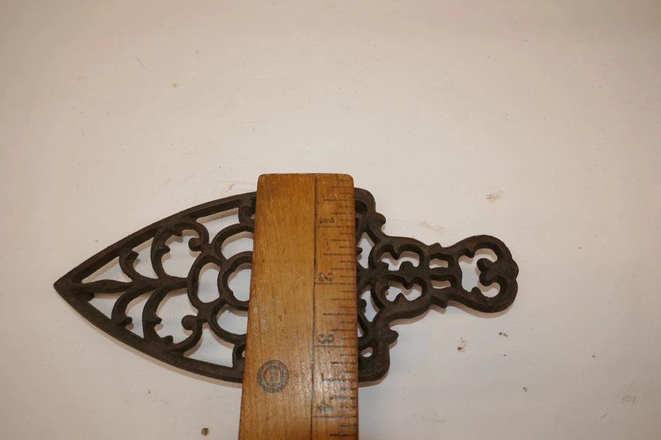 Antiguo remache de hierro fundido con patas pequeñas de colección para hierro triste Foto 4 de 4