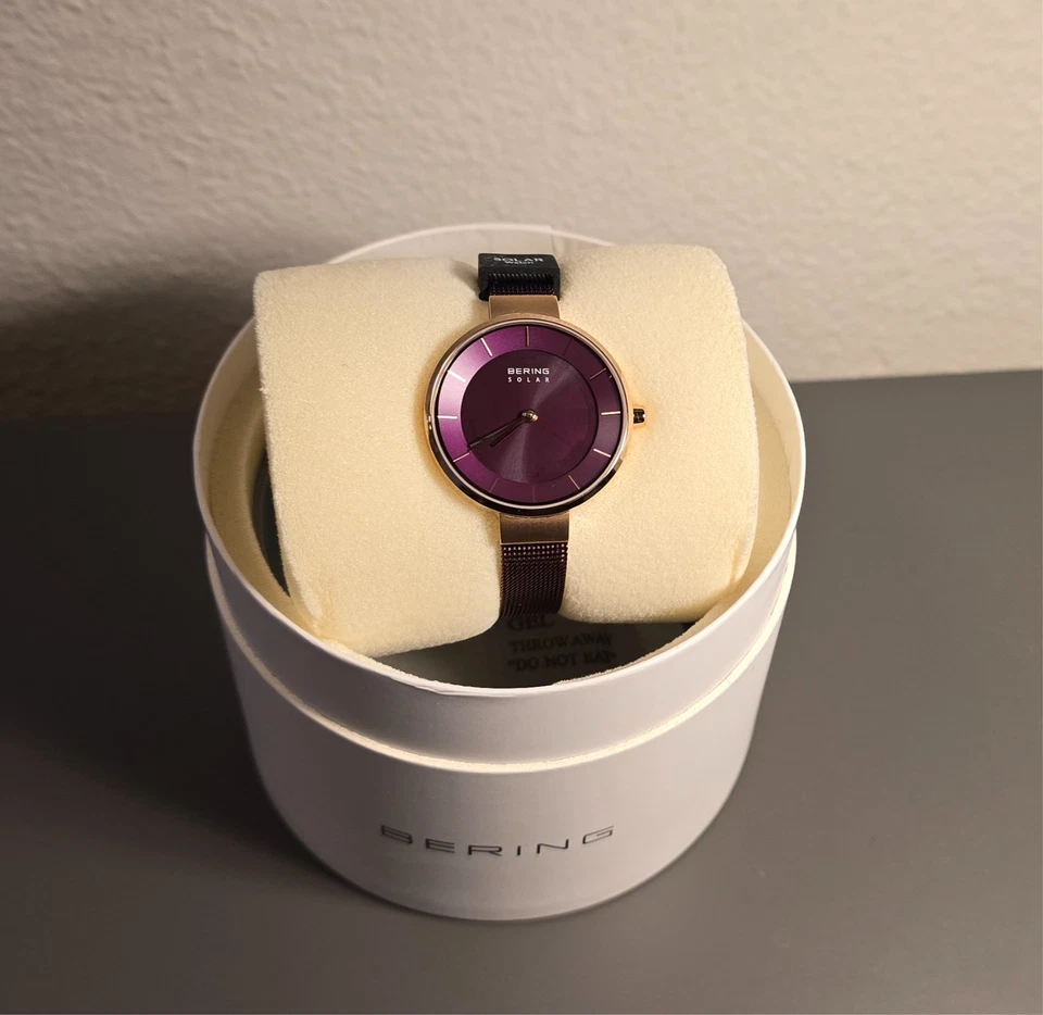 Reloj Bering Para Mujer Delgado Solar Rosa Púrpura Oro Rosa Banda Milanesa 14631-969 Foto 2 de 4