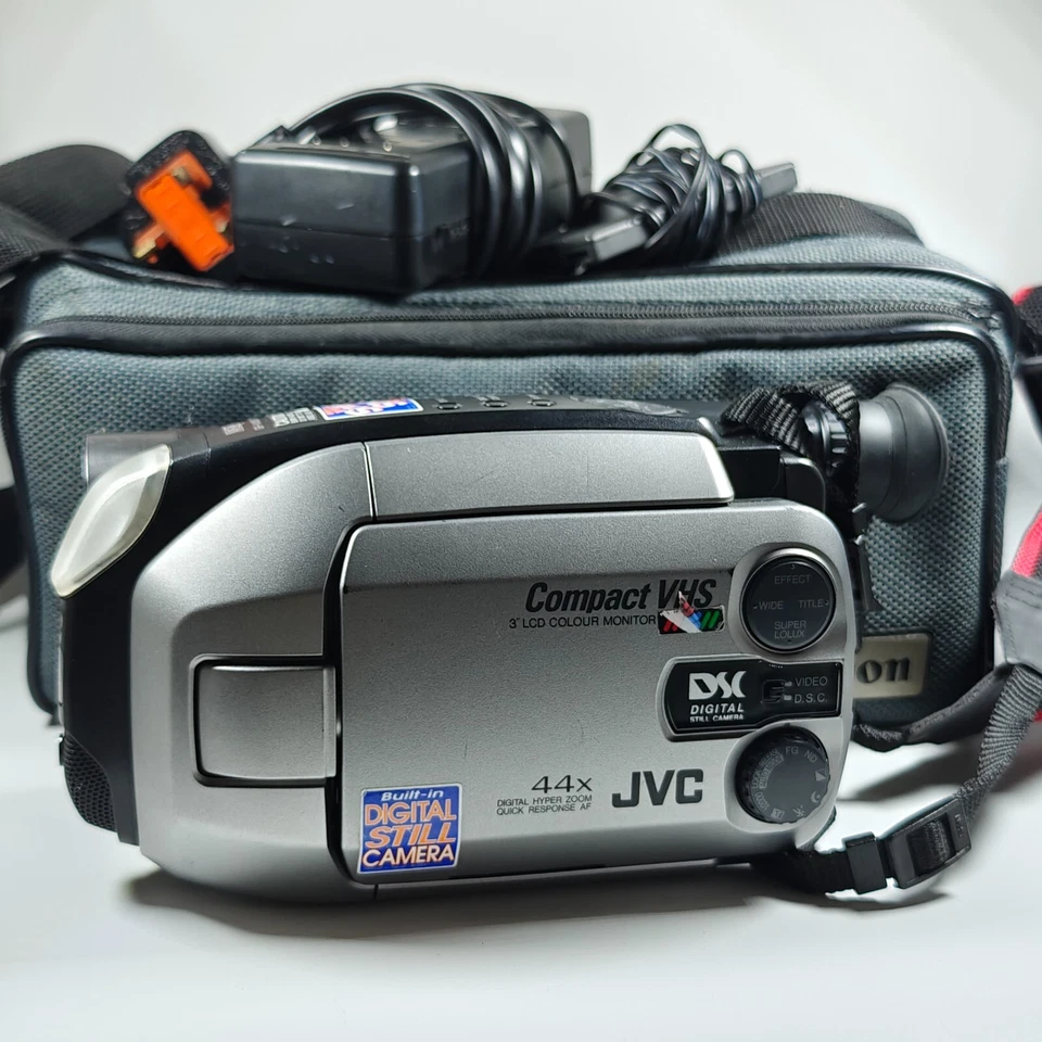 JVC GR-AXM500 VHSC Camcorder RARE 3" in LCD Analogue Video Camera, Charger, Bag - Image 2 of 4