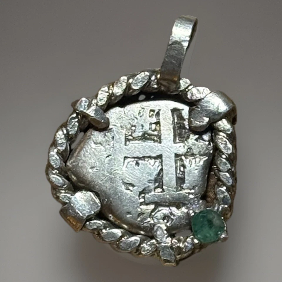 Auténtica Moneda Cob Naufragio Plata 1 Real Hispano-Colonial en Bisel con Esmeralda Foto 2 de 4